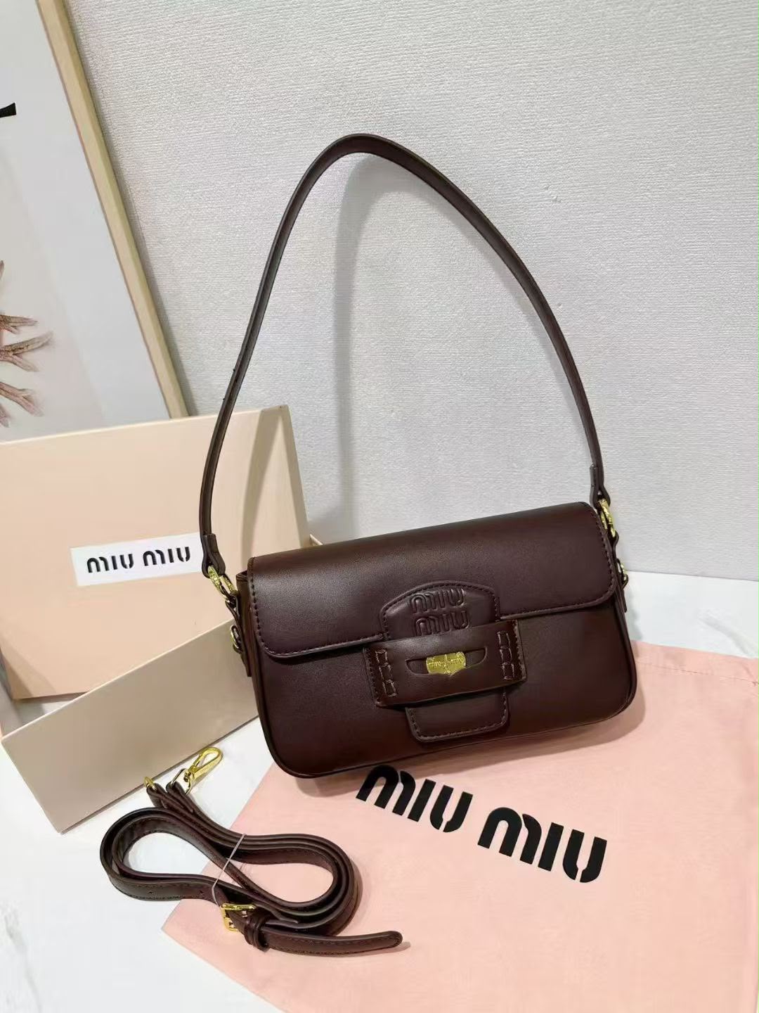 classic 30 cm shoulder bag in espresso brown with gold-tone hardware