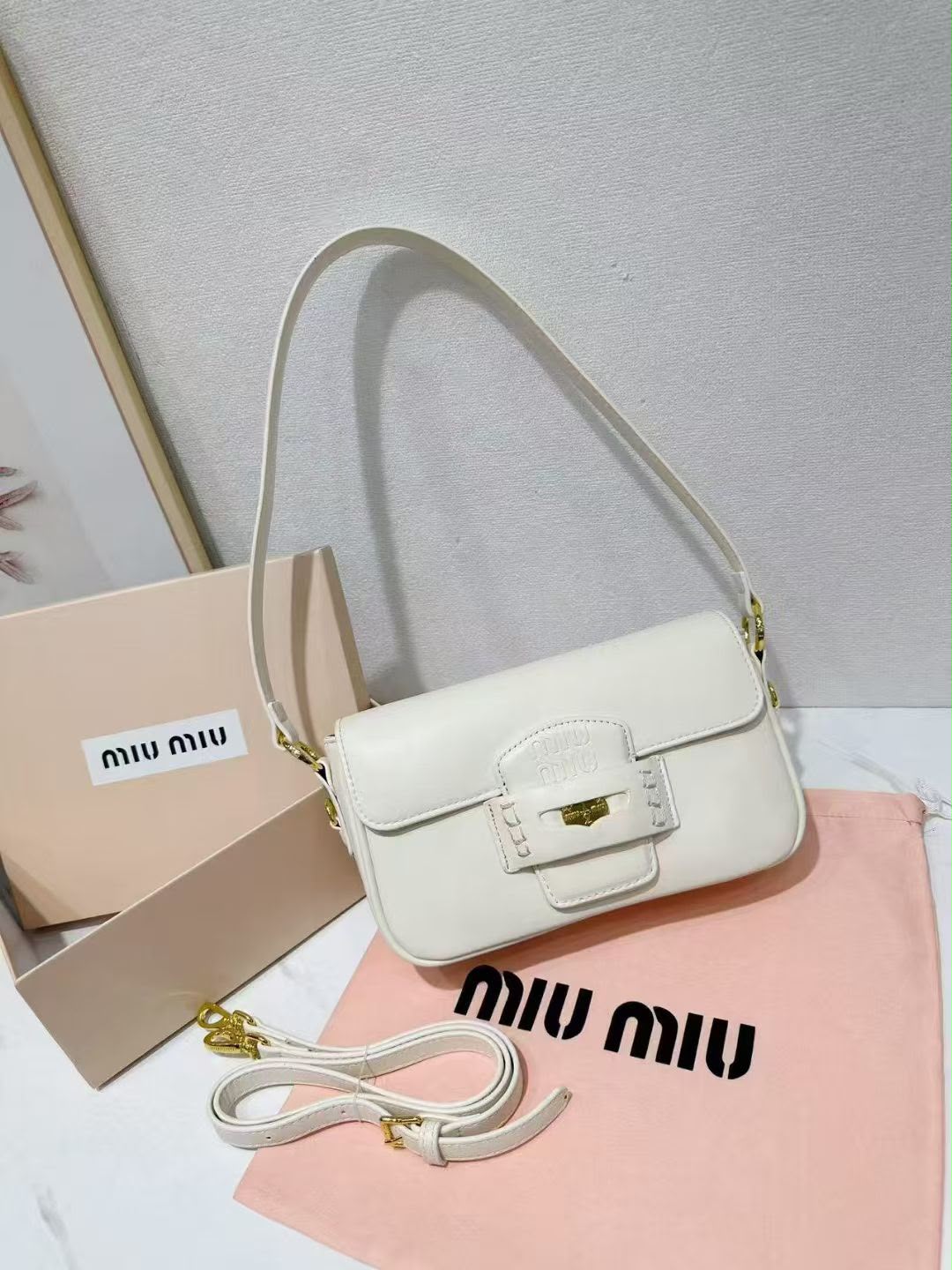 classic 30 cm shoulder bag in ivory white with gold-tone hardware