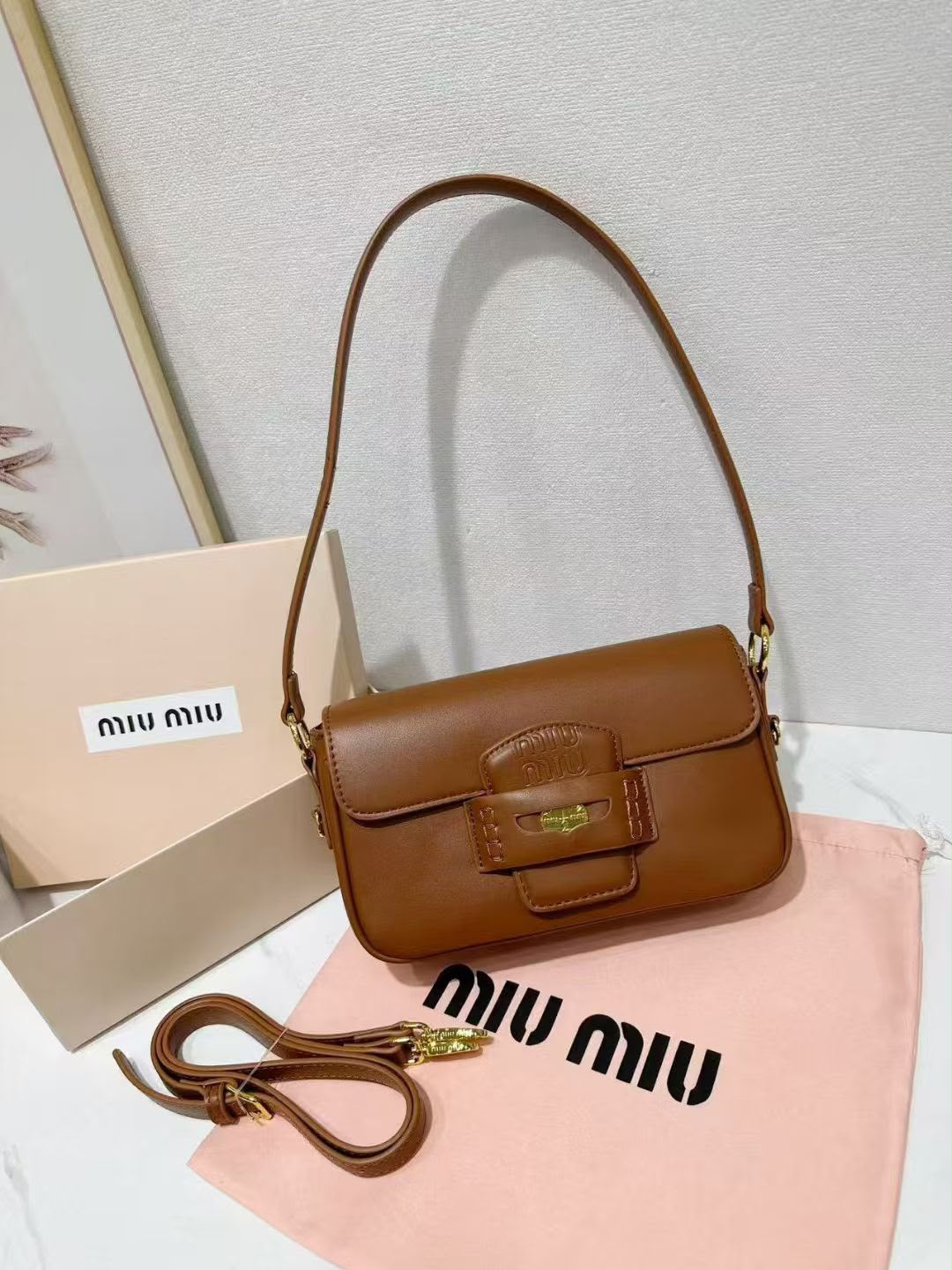 classic 30 cm shoulder bag in caramel brown with gold-tone hardware
