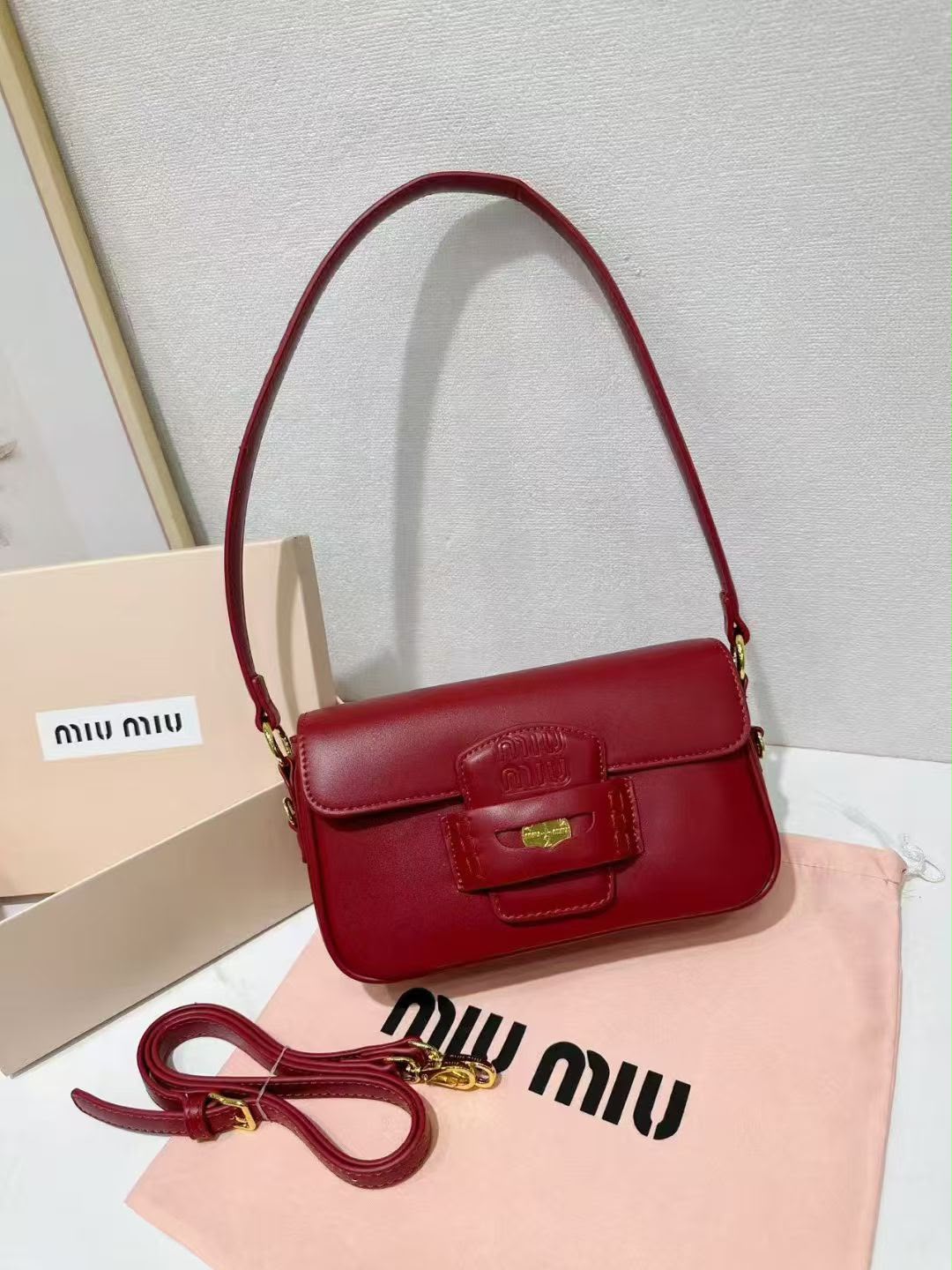 classic 30 cm shoulder bag in burgundy red with gold-tone hardware