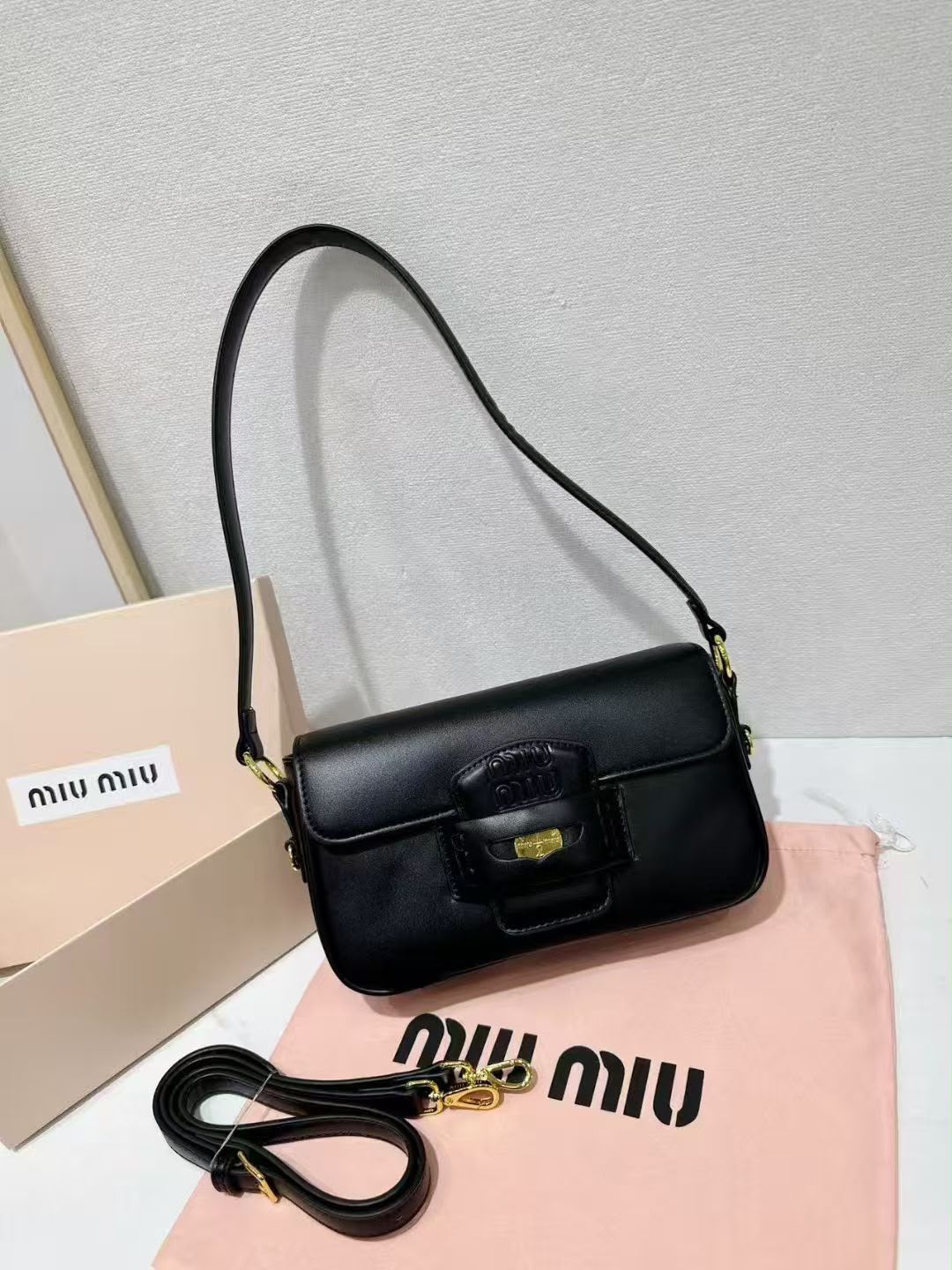 classic 30 cm shoulder bag in black with gold-tone hardware