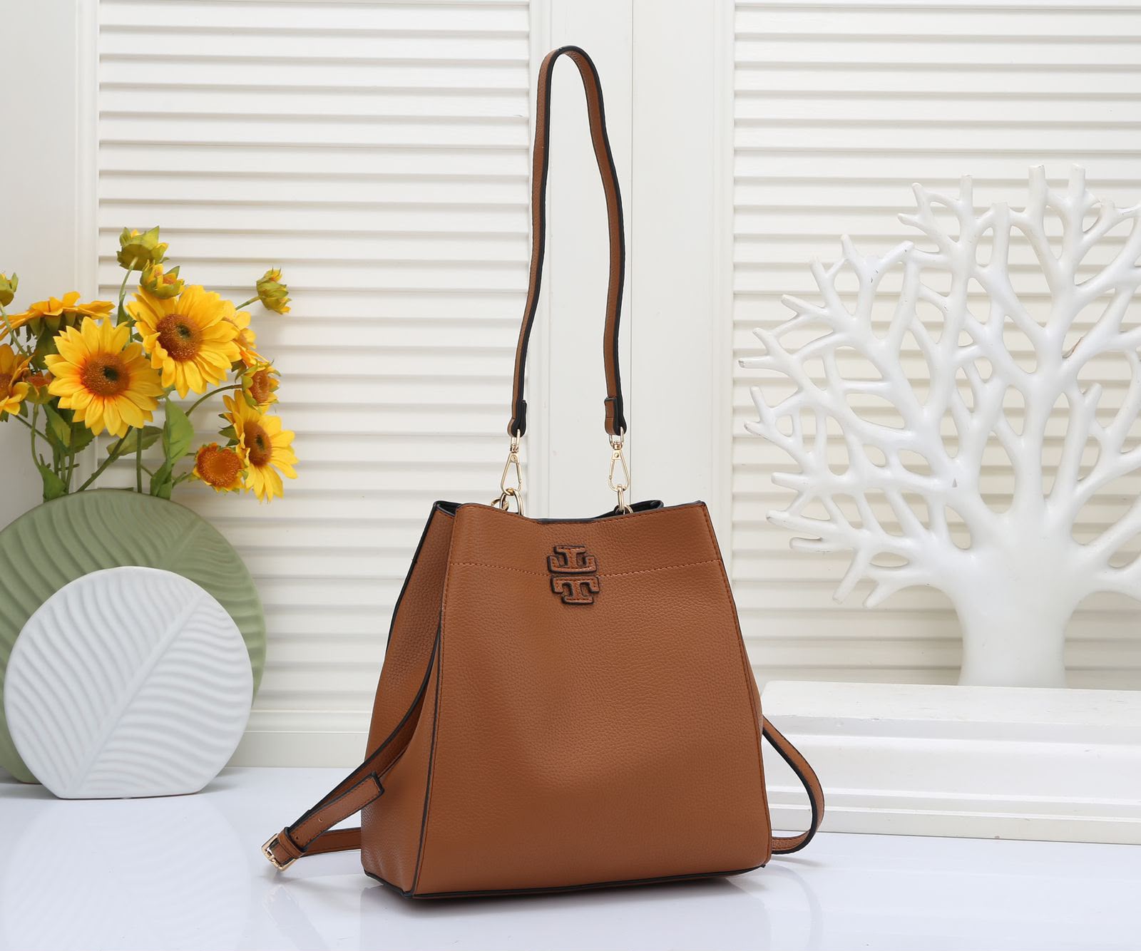 Elegant 30cm women's shoulder handbag in Brown
